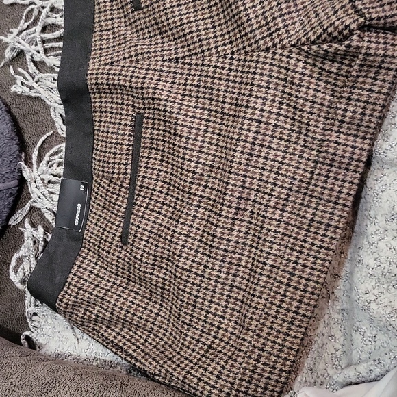 Express Shorts - Picture 6 of 12